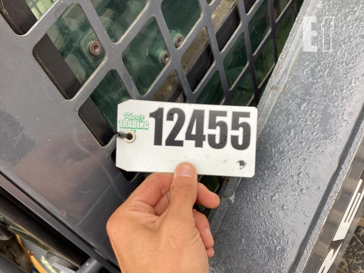 2020-deere-317g-image-21