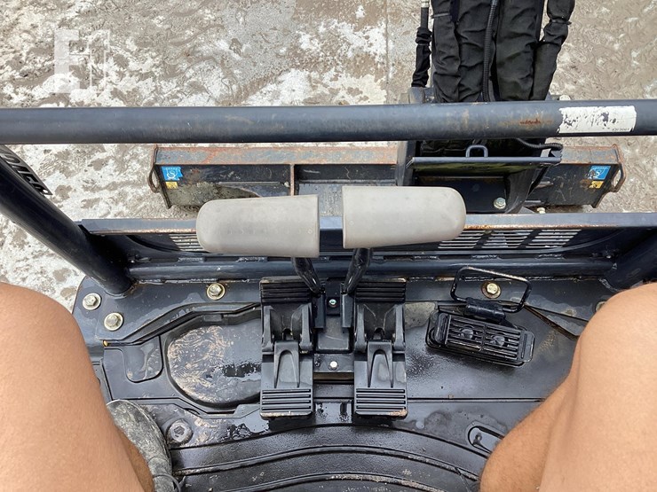 2020-deere-26g-image-16