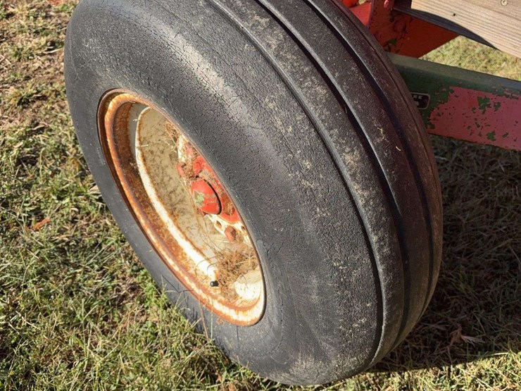 200-bushel-gravity-wagon-on-john-deere-gear-image-12