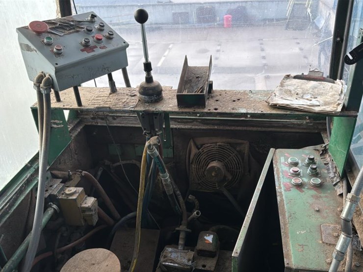 #115-•-debarker-cab-image-8