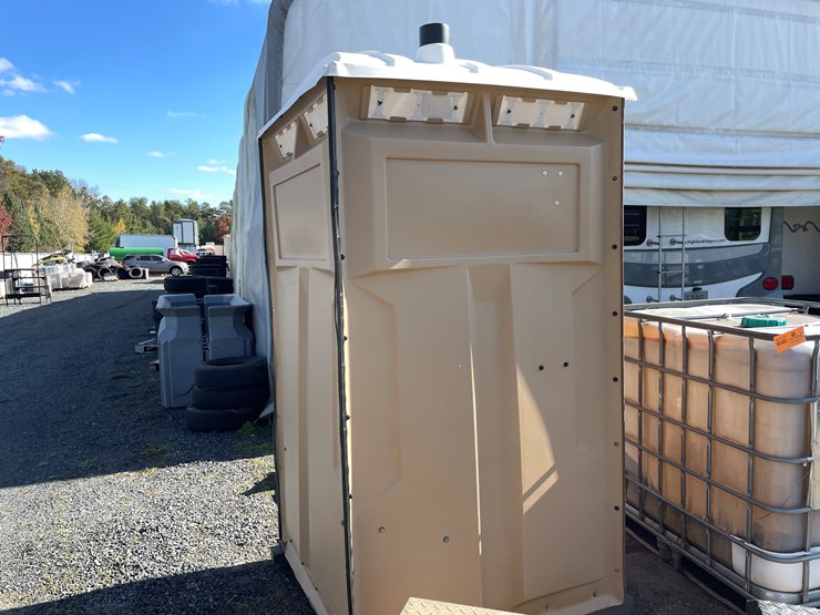 #5661-•-satellite-ind.-inc.-porta-potty-image-4