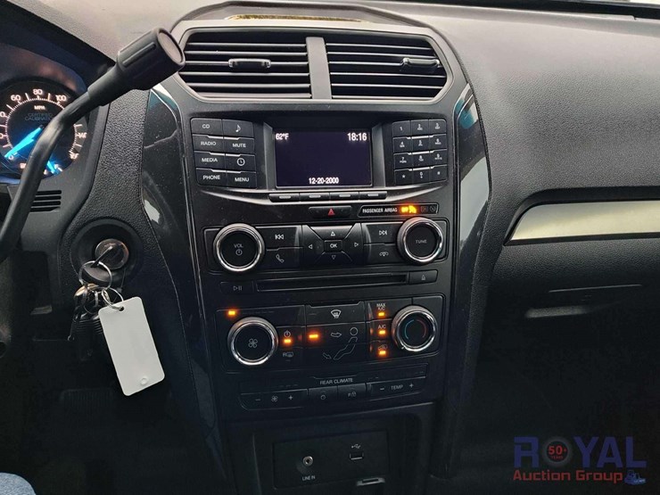 2016-ford-explorer-image-16