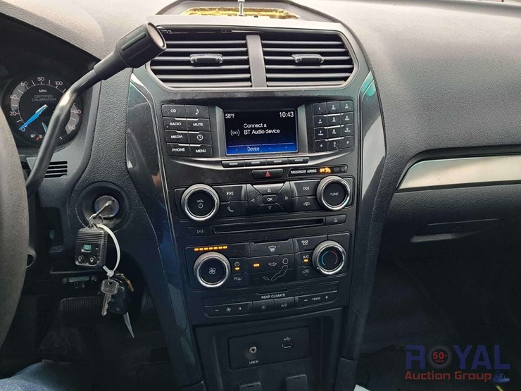 2016-ford-explorer-image-16