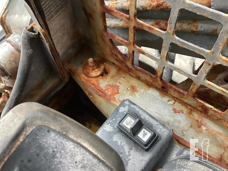 2019-deere-318g-image-18