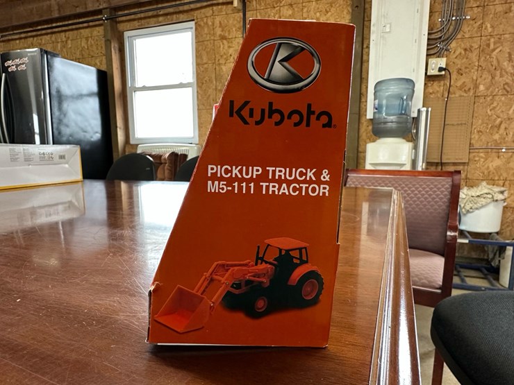 #90b-•-pickup-truck-&-m5111-tractor-toy-image-4