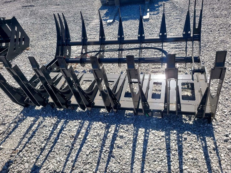 skid-steer-grapple.-72"-wide.-image-5