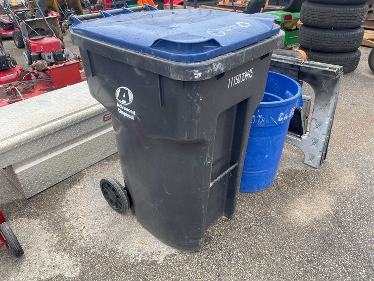 #14072-•-(2)-trash-cans-and-a-pair-of-plastic-sawhorses-(o3)-image-8