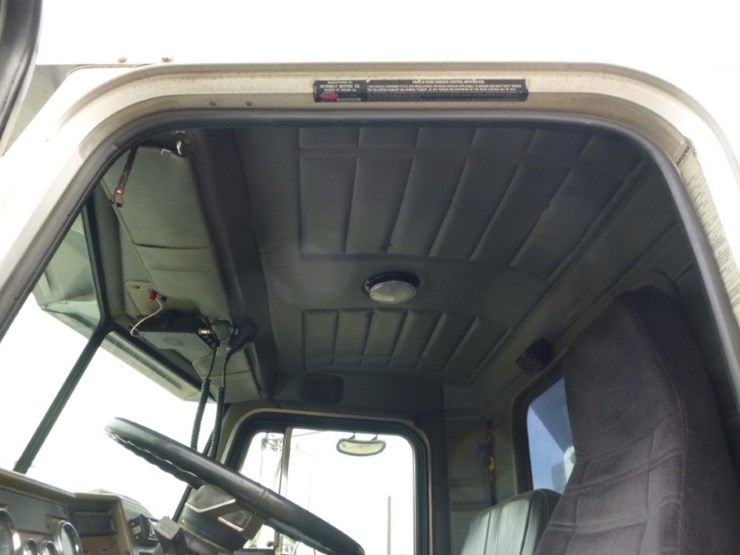 peterbilt-330-image-17