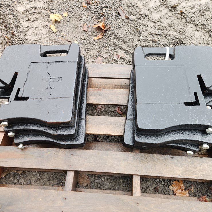 #821 • 6) BLACK IH WEIGHTS 100#