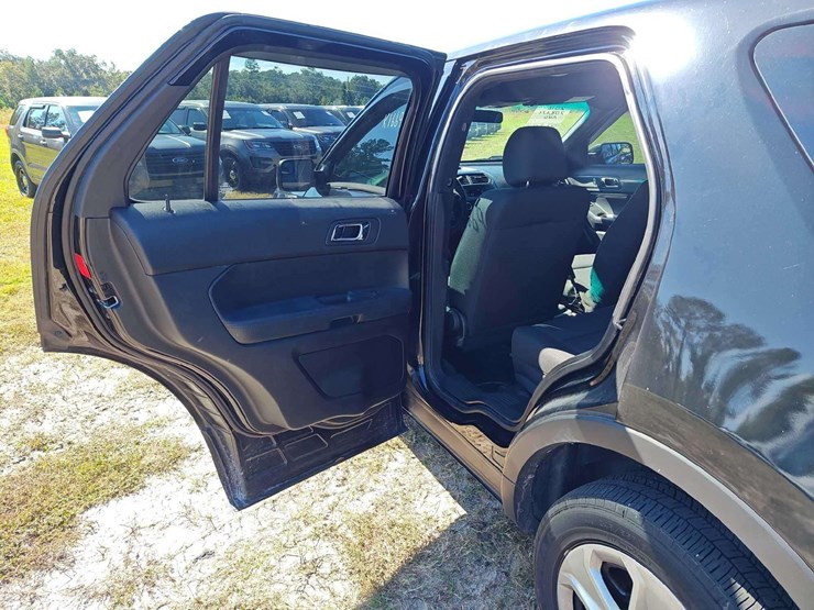 2016-ford-explorer-image-27