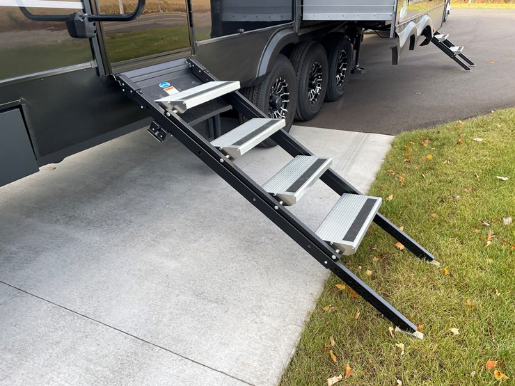 #4502-•-2025-forest-river-xlr-nitro-lux-toy-hauler-(wi-title)-image-37