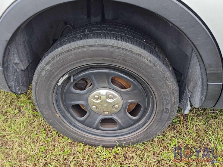 2016-ford-explorer-image-18