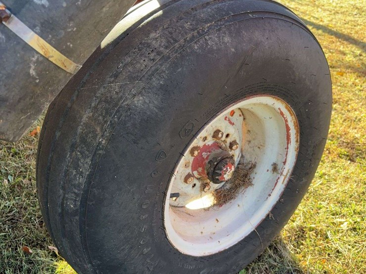 250-bushel-gravity-wagon-with-hyd.-j&m-seed-auger,-double-compartment,-double-door-image-9