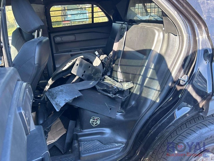 2022-ford-explorer-image-16