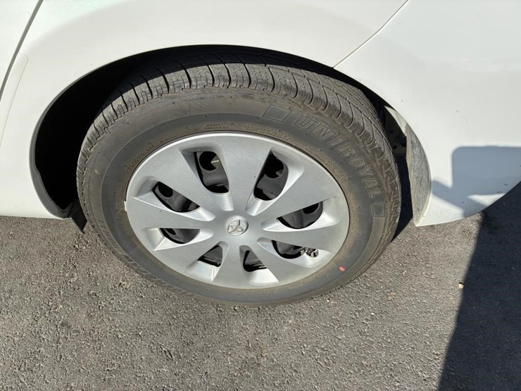 2014-toyota-prius-hatchback-image-5