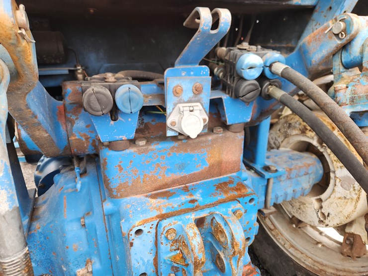 1341-ford-tractor-image-8