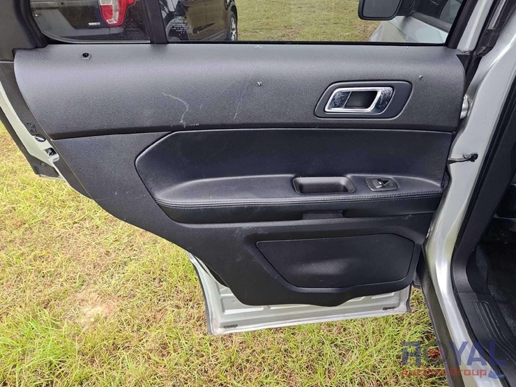 2016-ford-explorer-image-39