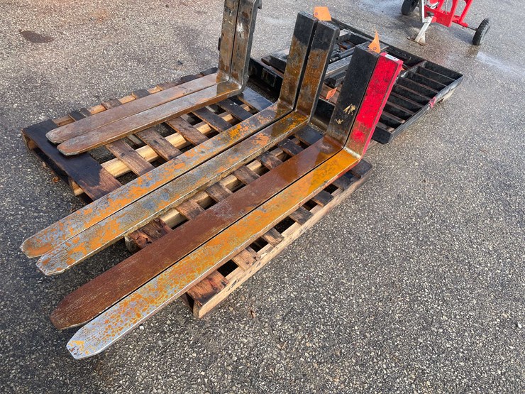 #14069-•-(2)-60"-forks-(o10)-image-1