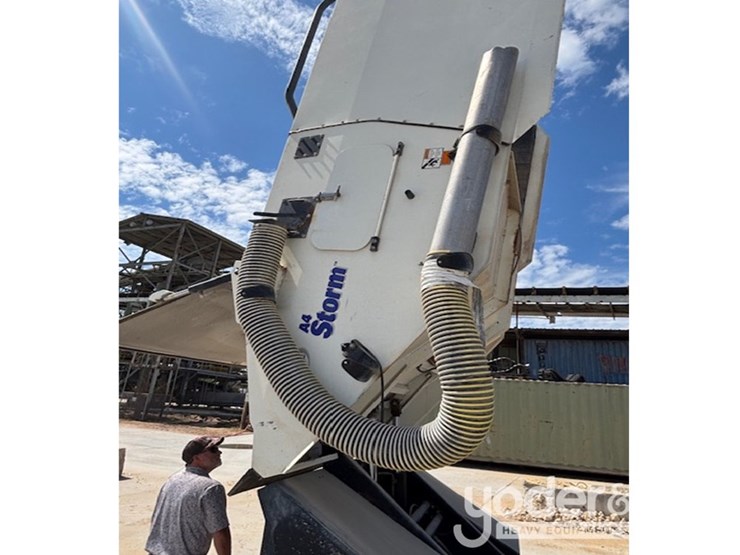 2014-isuzu-nqr-image-24