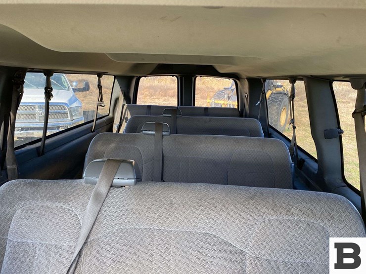 2017-chevrolet-express-3500-image-13