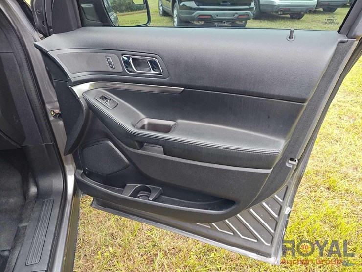 2017-ford-explorer-image-21