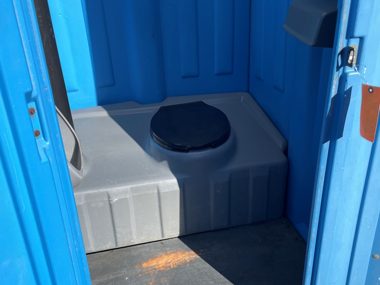#5664-•-satellite-ind.-inc.-porta-potty-image-2