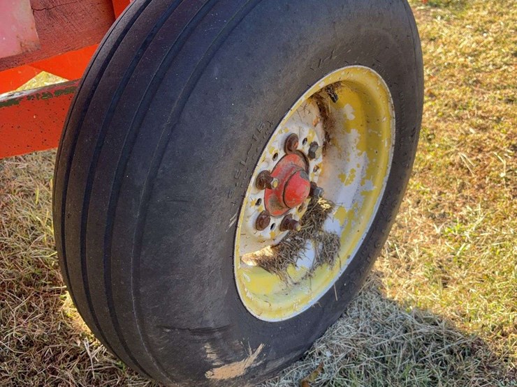 200-bushel-gravity-wagon-on-john-deere-gear-image-10