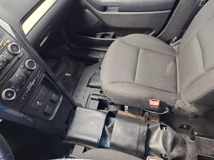 2016-ford-explorer-image-12