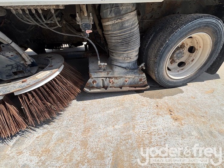 2014-isuzu-nqr-image-8