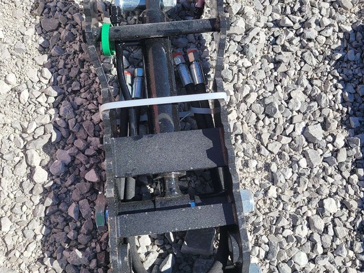 mini-excavator-hydraulic-thumb-clip.-image-1