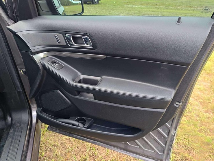 2017-ford-explorer-image-28