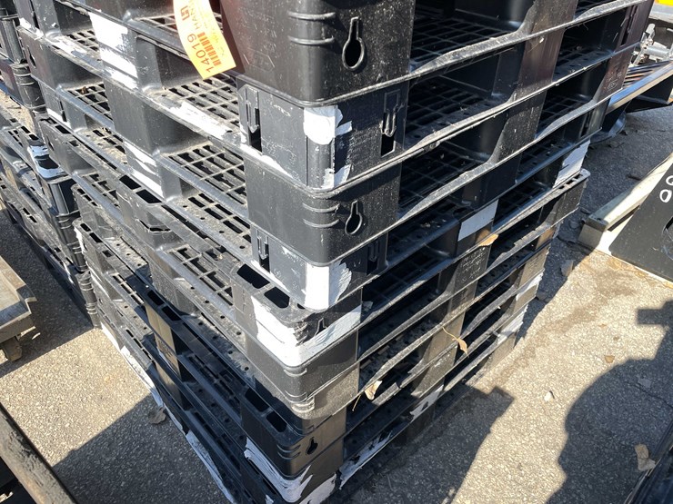 #14019-•-(40)-plastic-pallets-(o11)-image-3