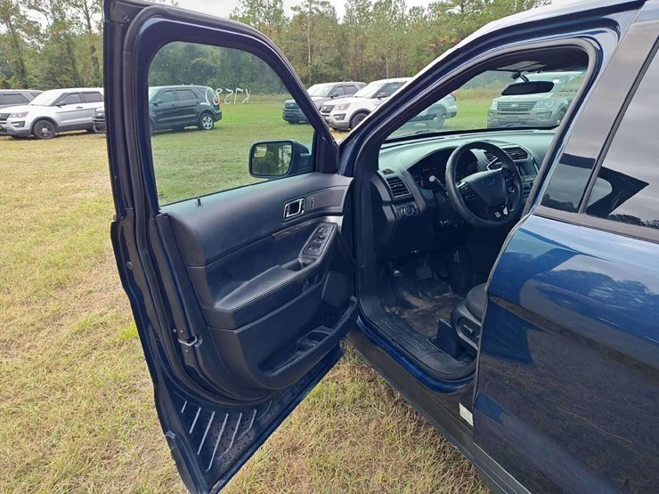 2016-ford-explorer-image-27