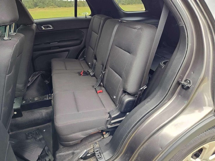 2017-ford-explorer-image-36