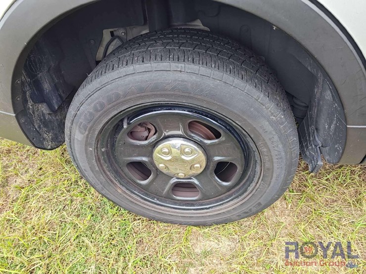 2016-ford-explorer-image-38