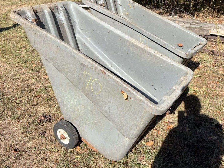 2-plastic-carts,-rubbermaid-brand-image-1