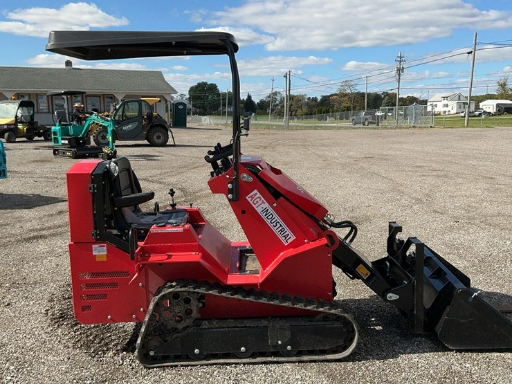 #1000-•-sda140t-mini-skid-steer-loader-with-bucket-&-fork-attachments-image-3