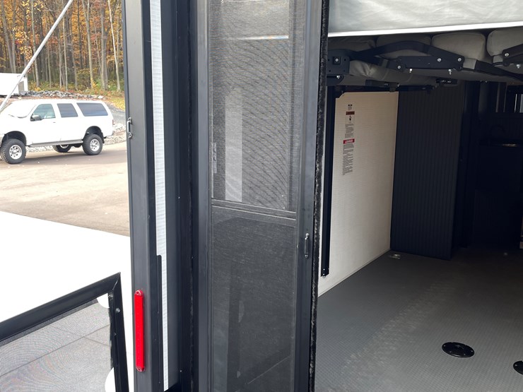 #4502-•-2025-forest-river-xlr-nitro-lux-toy-hauler-(wi-title)-image-34