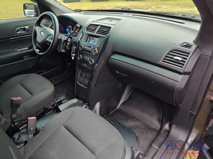 2016-ford-explorer-image-22