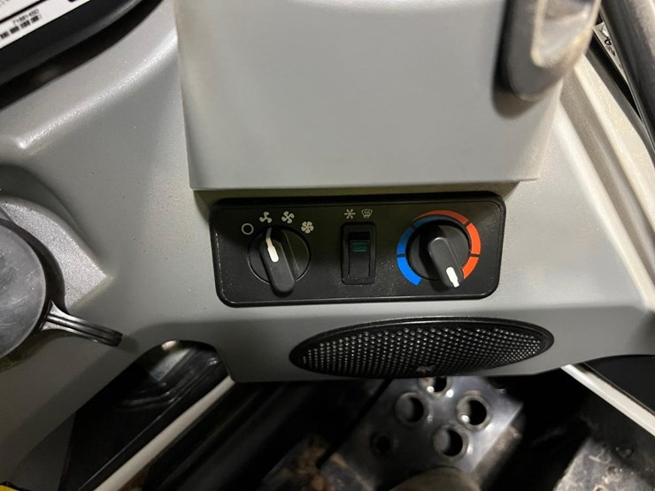 2021-bobcat-s590-image-21