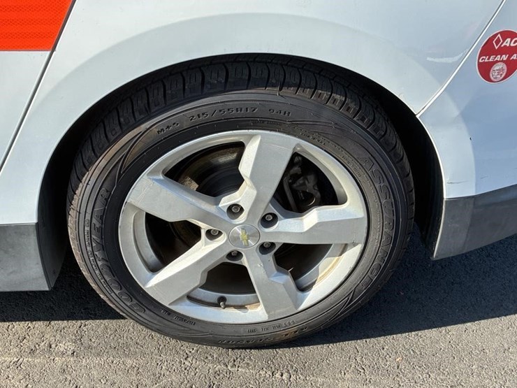 2014-chevrolet-volt-hatchback-image-8