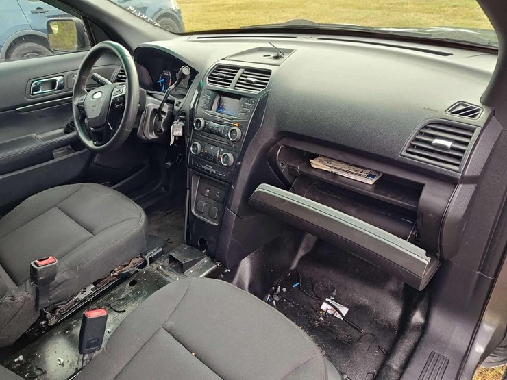 2016-ford-explorer-image-8