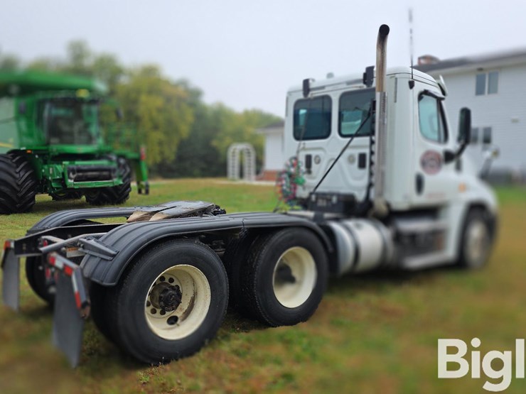 2016-freightliner-cascadia-125-image-5