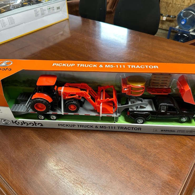 #90B • Pickup Truck & M5111 Tractor Toy