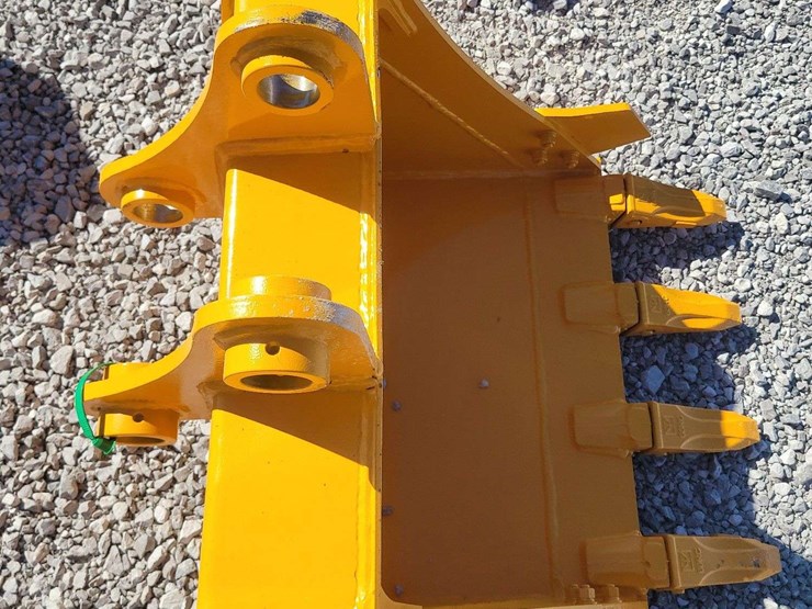 excavator-bucket.-24"-wide.-image-3