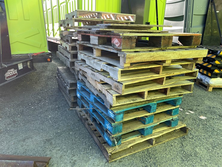 #5722-•-(2)-stacks-of-pallets-image-3