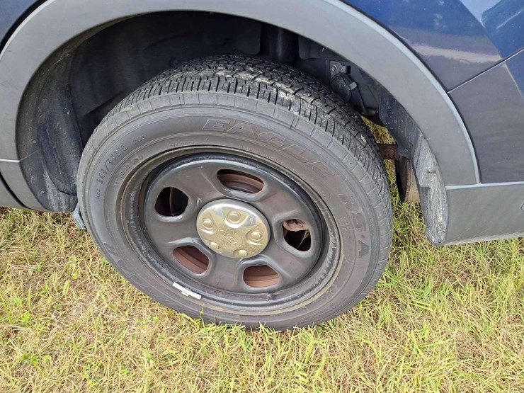 2016-ford-explorer-image-32