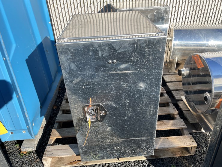 #5687-•-chandler-truck-mount-toolbox-image-1