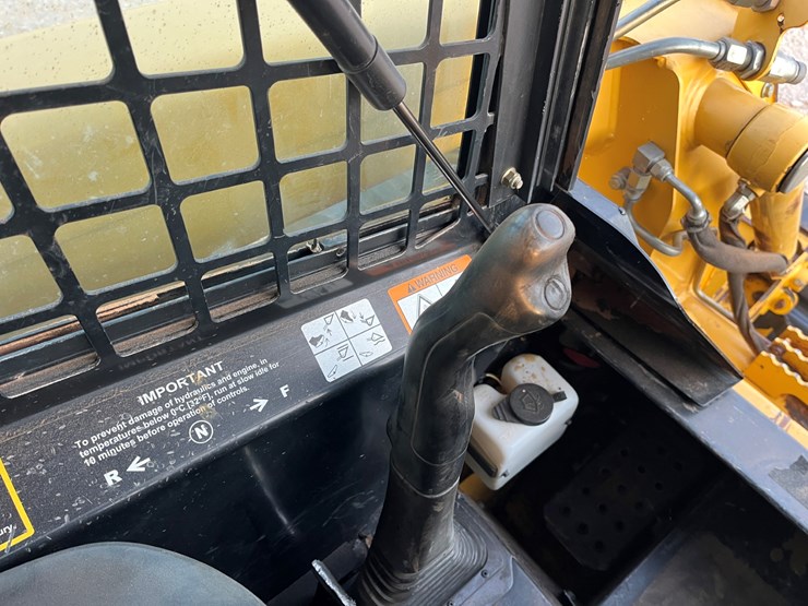 2006-john-deere-320-image-13