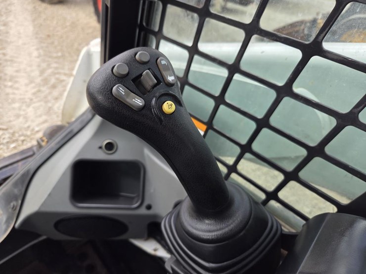 2019-bobcat-t740-image-38